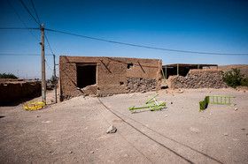  نمایی از محوطه بازی کودکان در روستای کلو از توابع دامغان. این روستا در حال حاضر به دلیل خشکسالی ۷ خانوارجمعیت دارد.